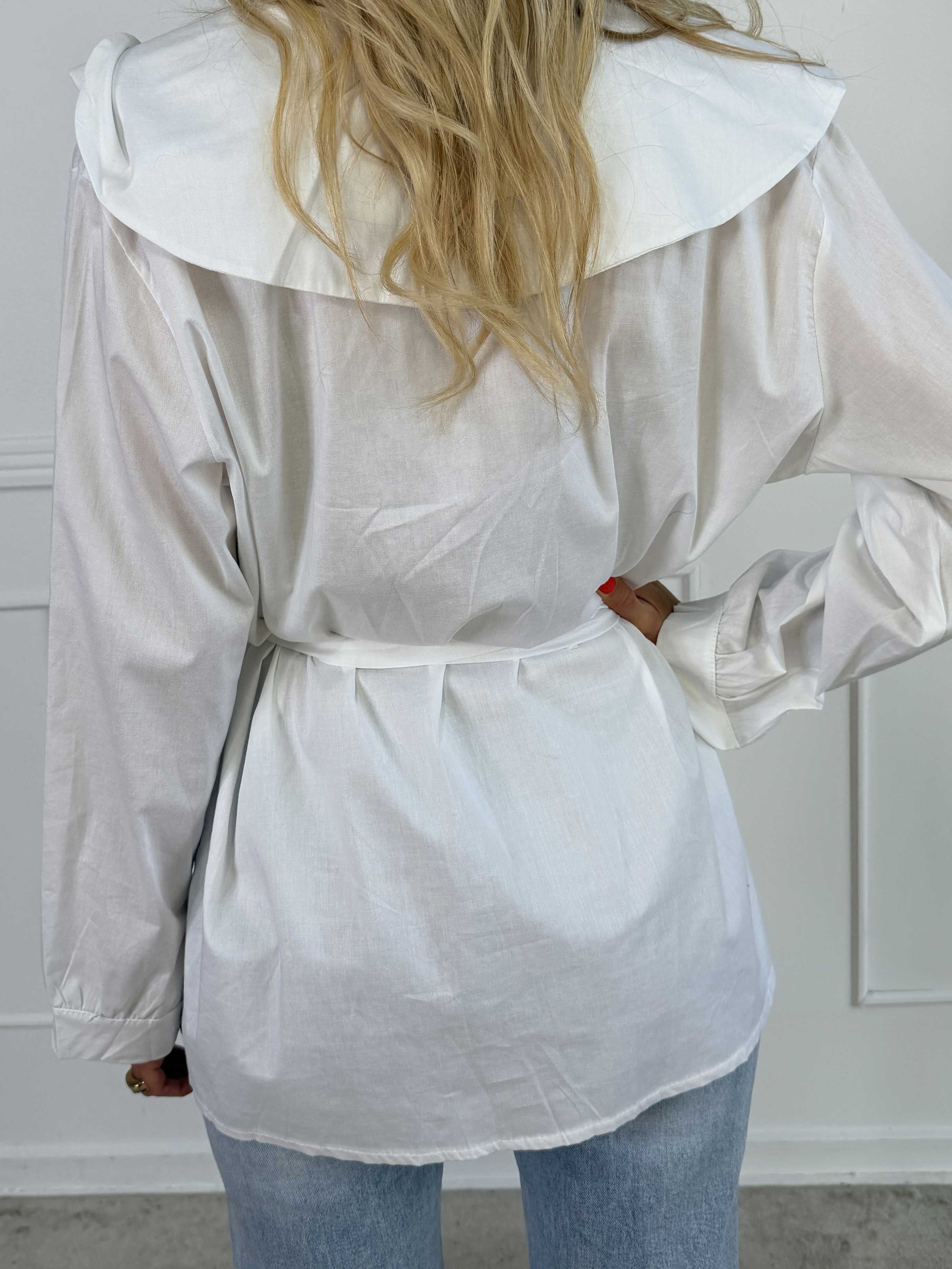 Venezia - Skjorte i bomuld med stor krave og fint bindebånd